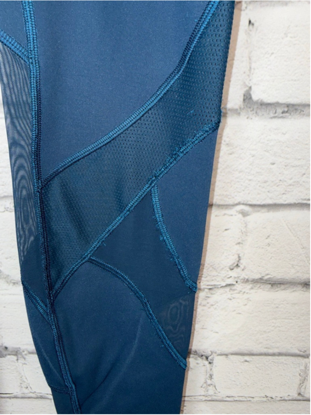 Women's Lululemon High Rise Leggings Mix & Mesh Panels Skull Logo size 6 - Picture 5 of 9